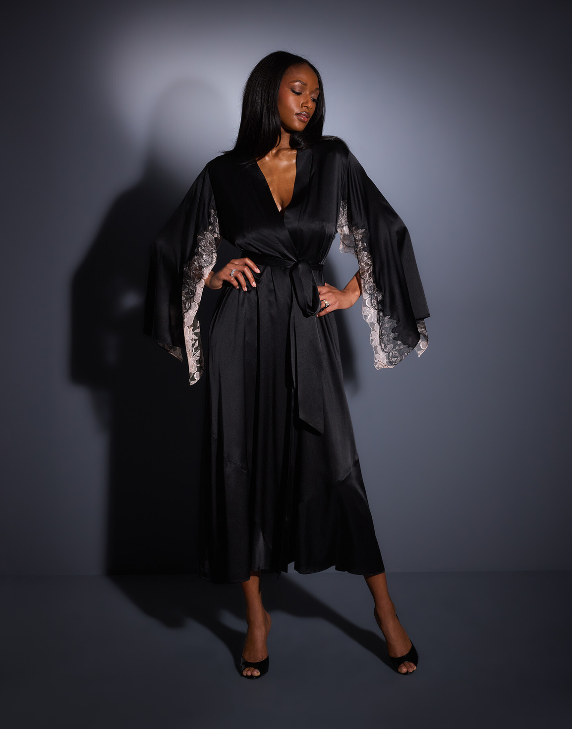 Vitoria Long Dressing Gown  Black/Blush | Agent Provocateur