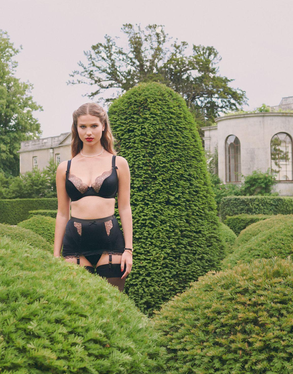 Helene Plunge Underwired Bra Black | Agent Provocateur