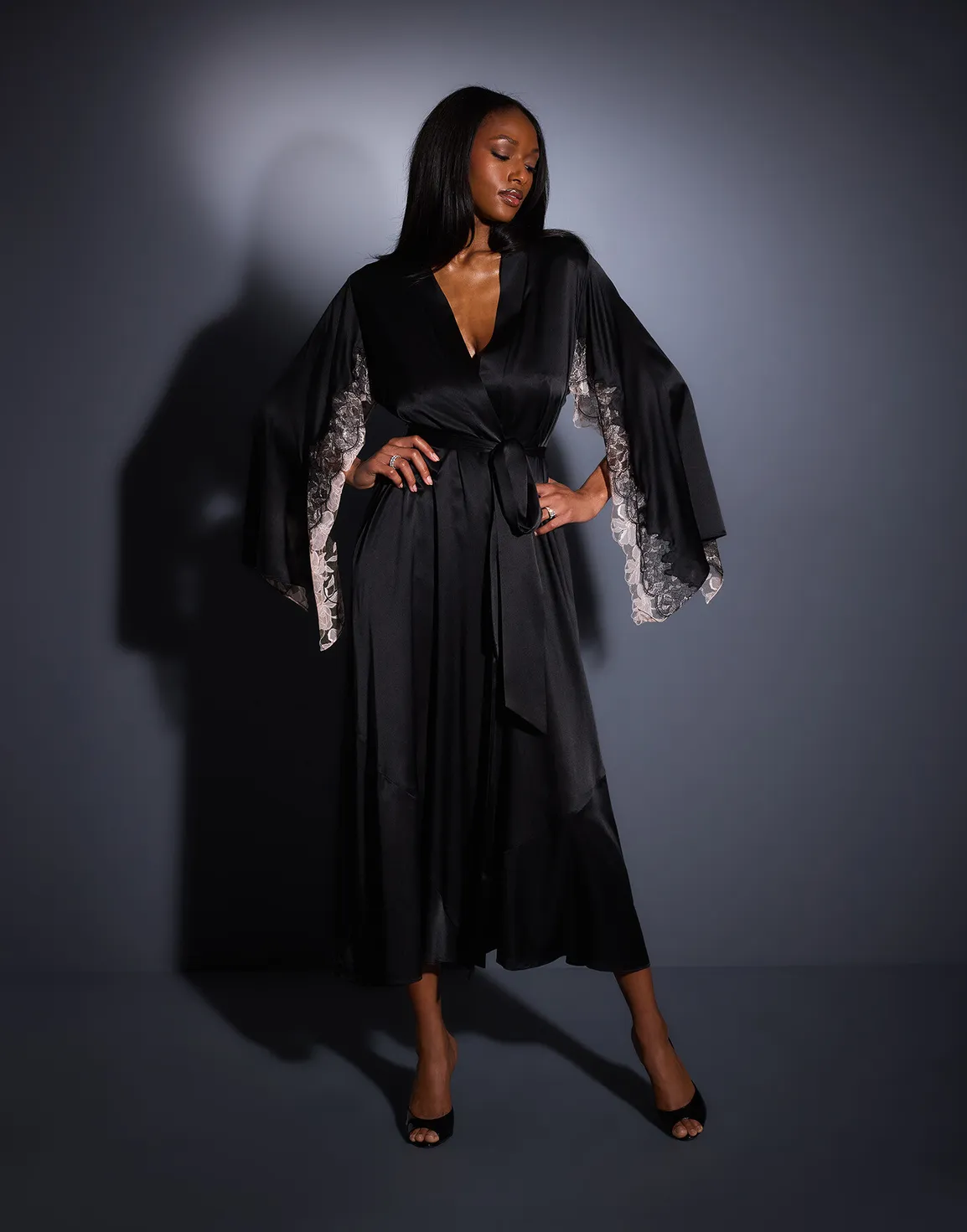 Vitoria Long Dressing Gown  Black/Blush | Agent Provocateur