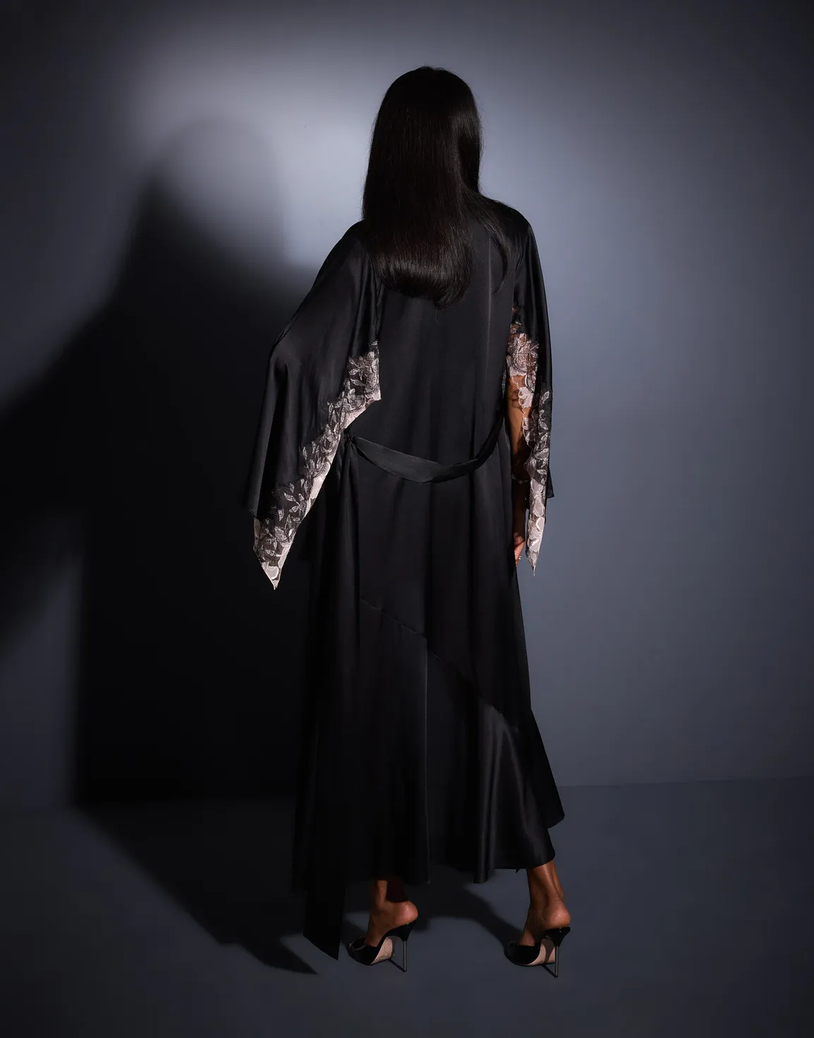 Vitoria Long Dressing Gown  Black/Blush | Agent Provocateur